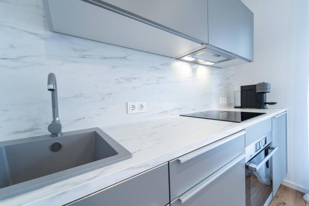 Apartment Mit Balkon Und Privatparkplatz Augsburg Buitenkant foto