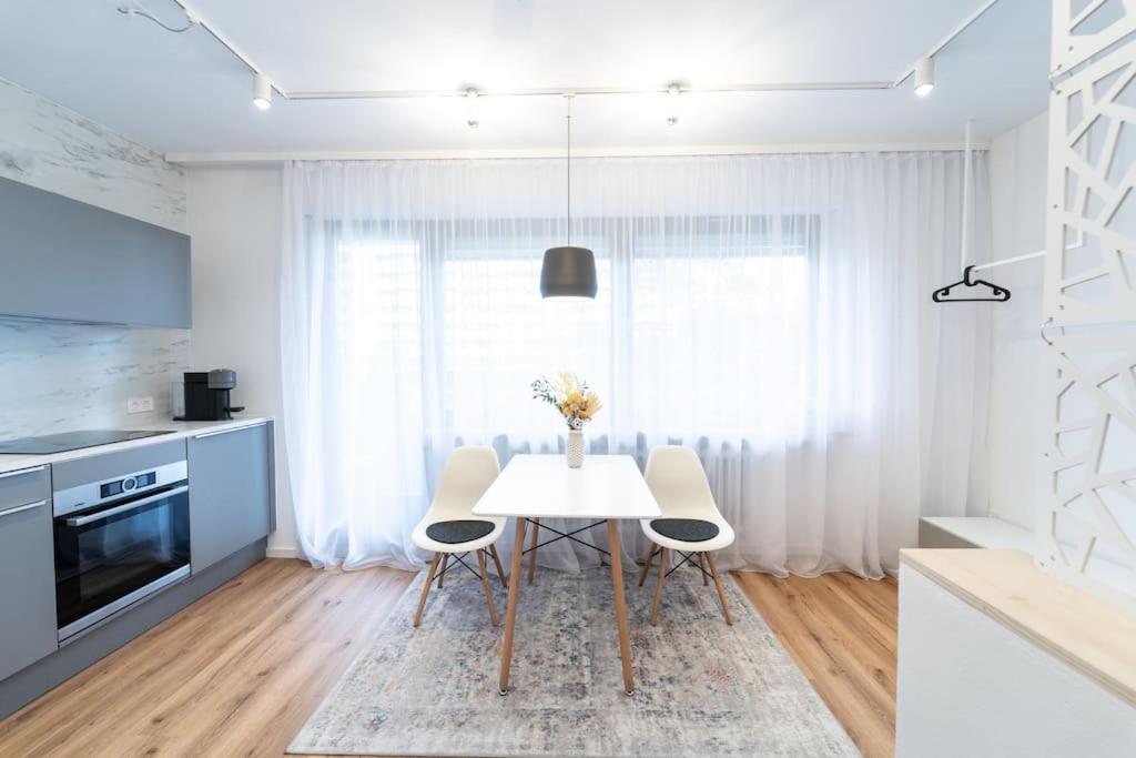 Apartment Mit Balkon Und Privatparkplatz Augsburg Buitenkant foto